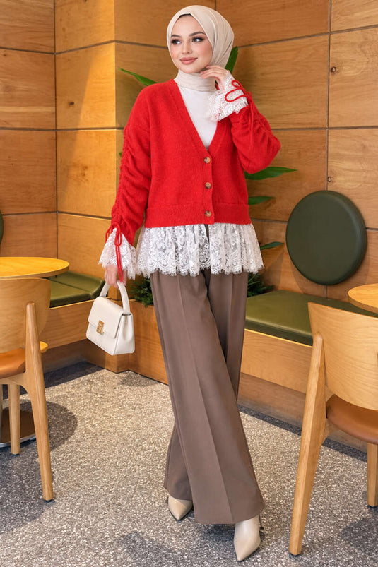 Rode Gebreide Cardigan Met Kantdetails En Ruchesleezen