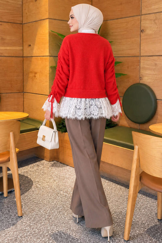 Rode Gebreide Cardigan Met Kantdetails En Ruchesleezen