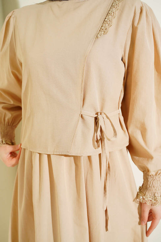 Abito a gilet in popeline con dettagli in pizzo beige