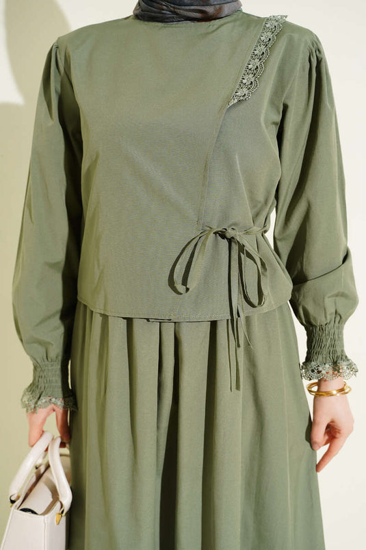 Robe chasuble en popeline avec détails en dentelle kaki