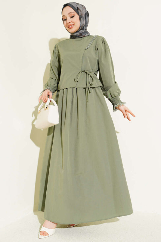 Robe chasuble en popeline avec détails en dentelle kaki