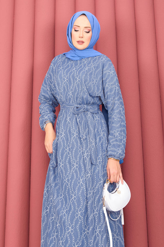 Robe Modeste En Dentelle Texturée Indigo Avec Ceinture