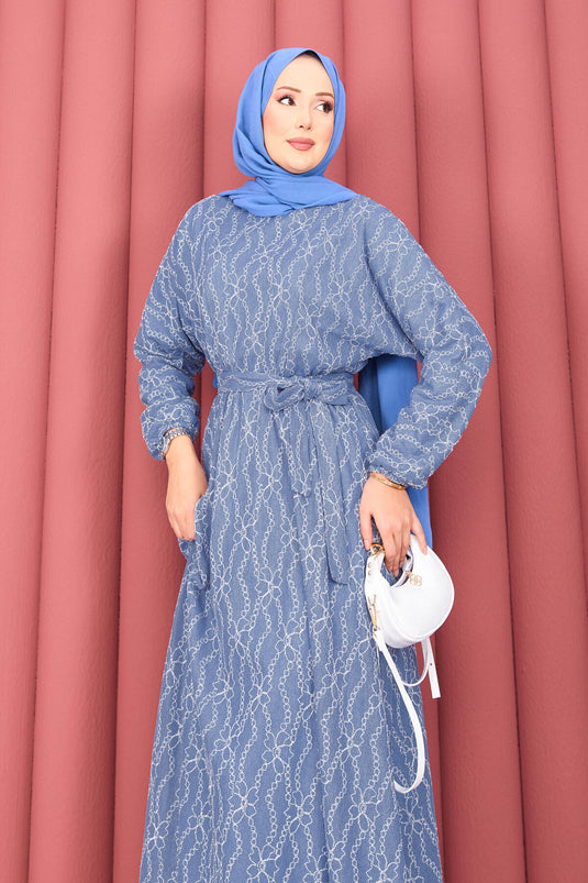 Robe hijab en dentelle texturée avec ceinture amovible indigo