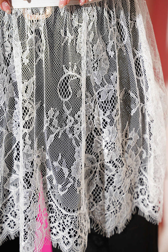 Sous-vêtement plissé blanc pour chemise en dentelle