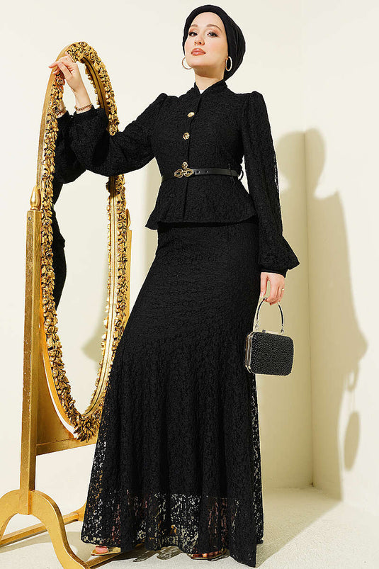 Robe de soirée noire en dentelle guipure avec boutons dorés