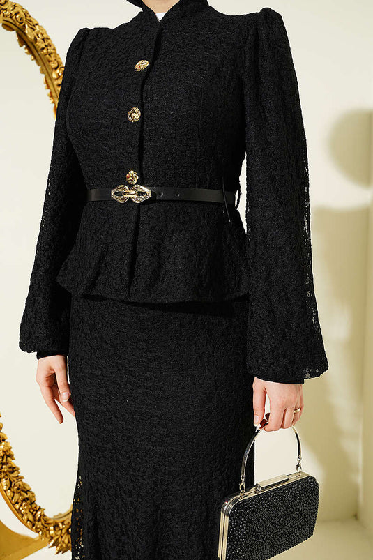 Robe de soirée noire en dentelle guipure avec boutons dorés