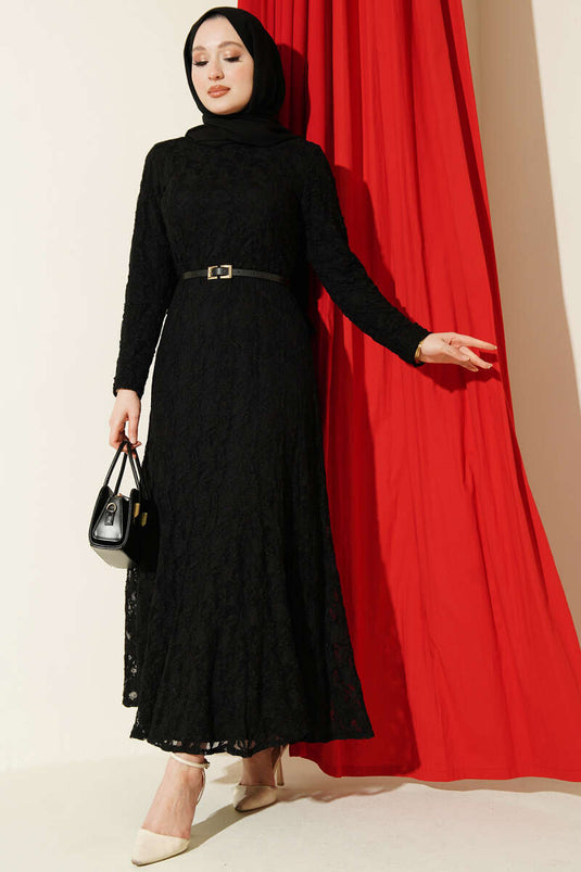 Robe noire avec ceinture en dentelle