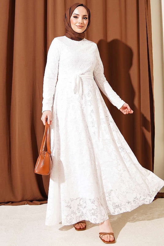 Robe de soirée écrue avec ceinture et broderie en dentelle