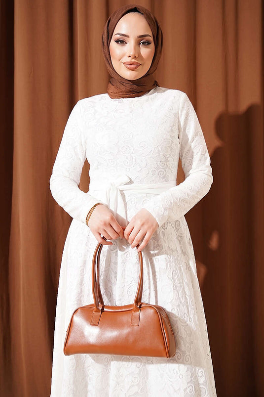 Robe de soirée écrue avec ceinture et broderie en dentelle