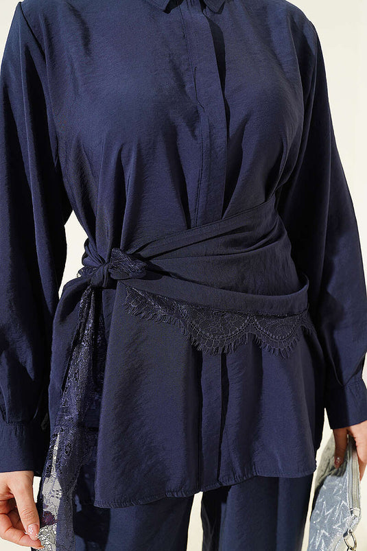 Ensemble à boutons cachés avec détail en dentelle, bleu marine