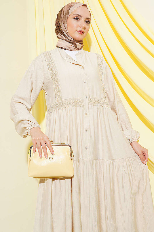 Vestido en capas con botones y detalle de cinta de encaje beige