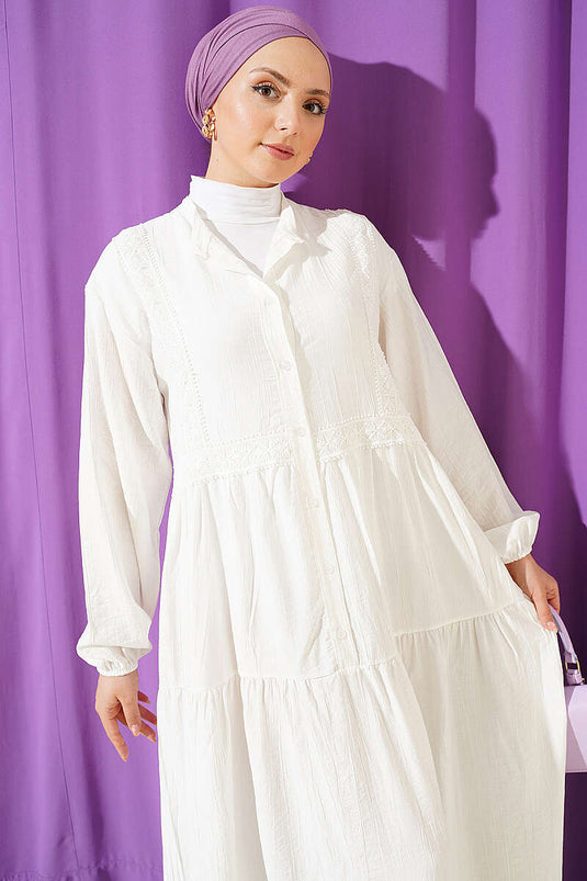 Vestido en capas con botones y detalle de cinta de encaje blanco