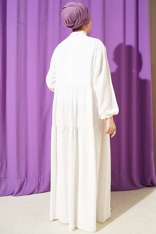 Vestido en capas con botones y detalle de cinta de encaje blanco