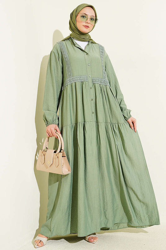 Vestido en capas con botones y detalle de cinta de encaje en verde pistacho