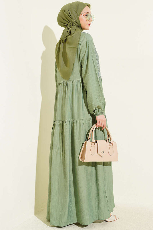 Vestido en capas con botones y detalle de cinta de encaje en verde pistacho