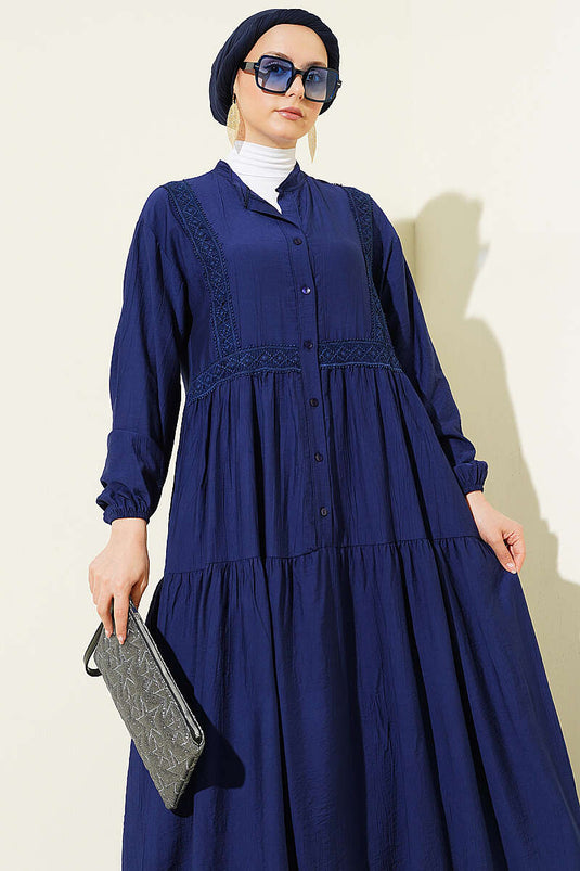 Vestido en capas con botones y detalle de cinta de encaje azul marino
