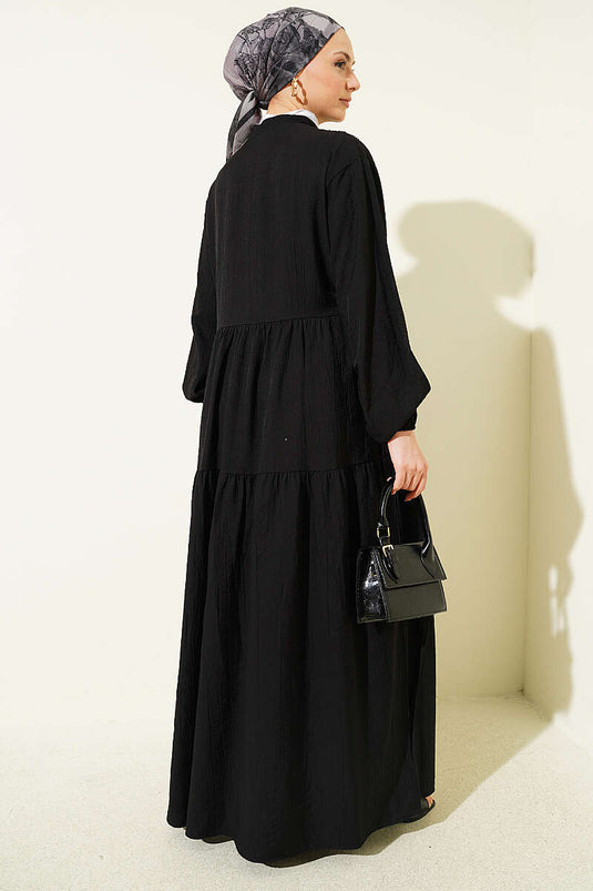 Robe superposée noire avec détails en dentelle et boutons