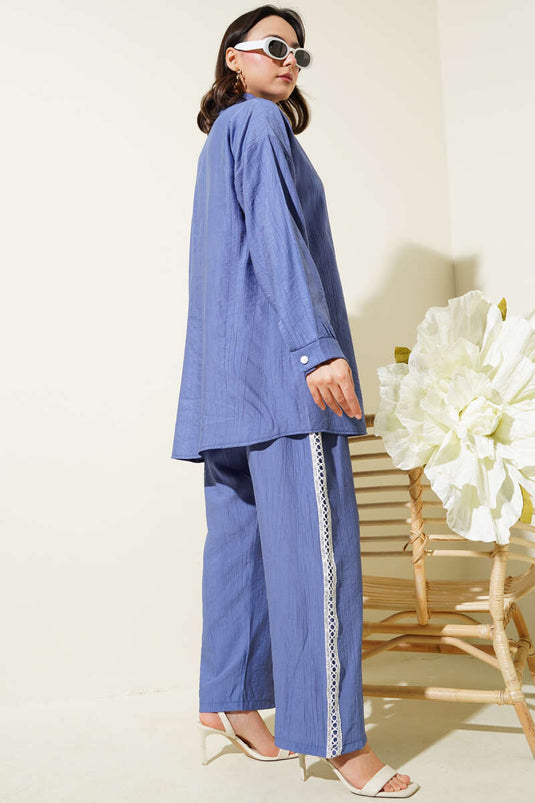 بدلة مكونة من قطعتين بجيوب وخطوط من الدانتيل باللون النيلي