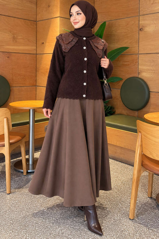 Cardigan Con Colletto In Pizzo E Bottoni, Dettaglio Con Barba