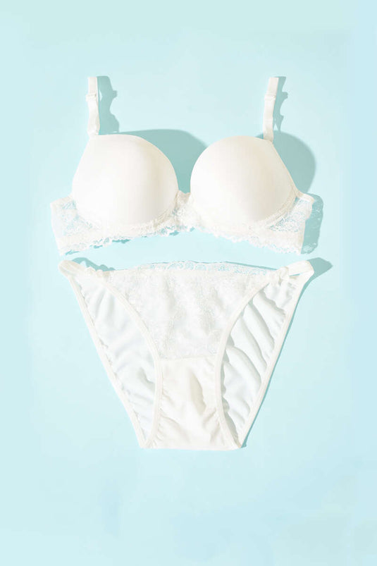 طقم حمالة صدر مبطنة لامعة من الدانتيل باللون البيج