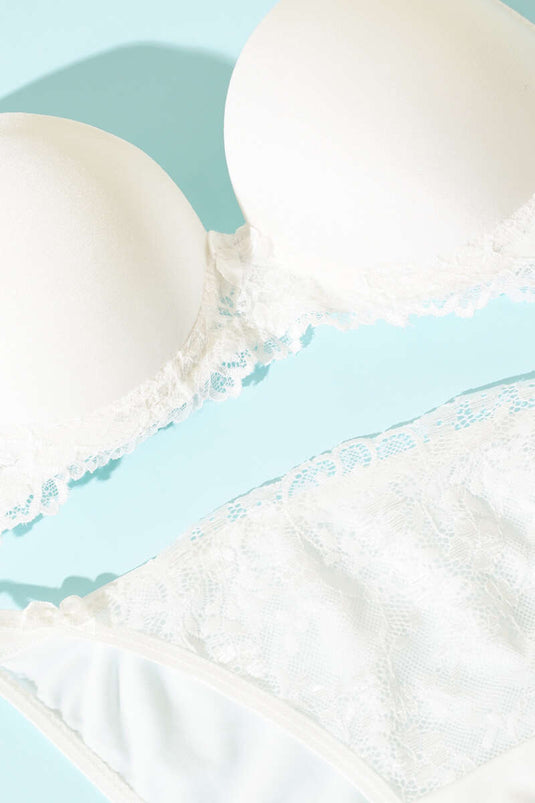 طقم حمالة صدر مبطنة لامعة من الدانتيل باللون البيج