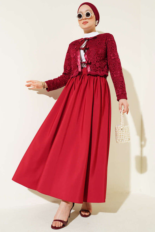 طقم من قطعتين من الدانتيل مع تنورة وربطة عنق باللون العنابي