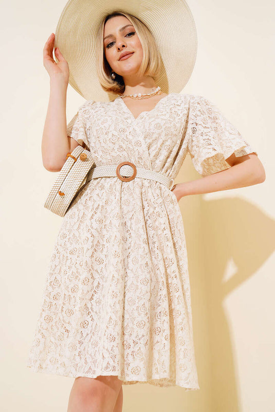 Beiges Strohkleid mit Spitze und Gürtel