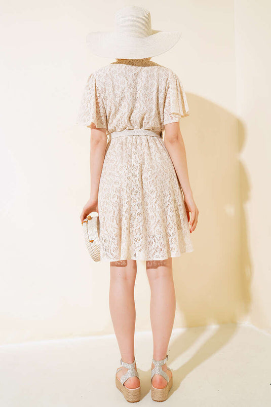 Beiges Strohkleid mit Spitze und Gürtel