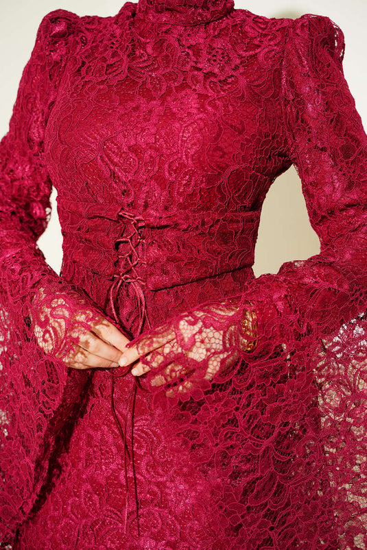 Robe de soirée bordeaux modèle sirène avec volants et dentelle aux manches