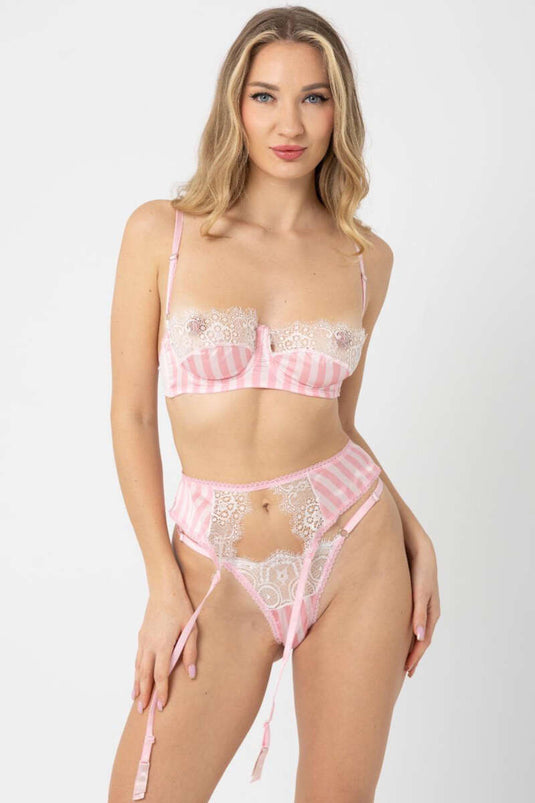 Ensemble de lingerie fantaisie 3 pièces en satin et dentelle rose à rayures, avec porte-jarretelles.