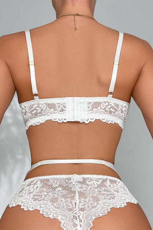 ملابس داخلية فانتازية بيضاء مزينة بالدانتيل والحجارة على شكل قلب