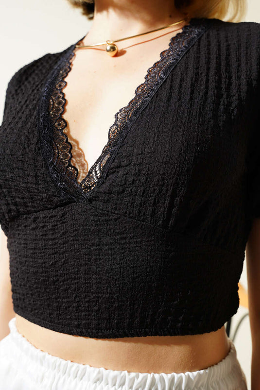 قميص قصير من الدانتيل بفتحة رقبة على شكل حرف V من قماش السيرساكر باللون الأسود