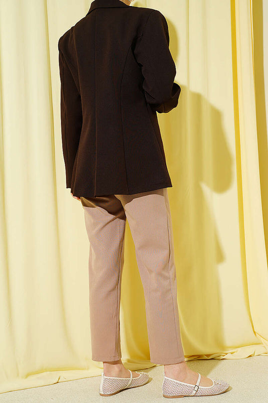 Pantalon à jambes larges avec ceinture élastique et fermeture à bouton camel