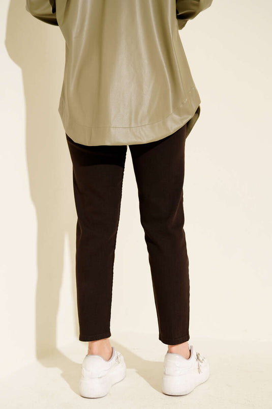 بنطال بقصة ضيقة بلون القهوة