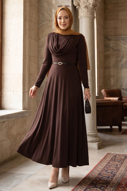 Sandy-Kleid mit V-Ausschnitt und Taillengürtel, Braun
