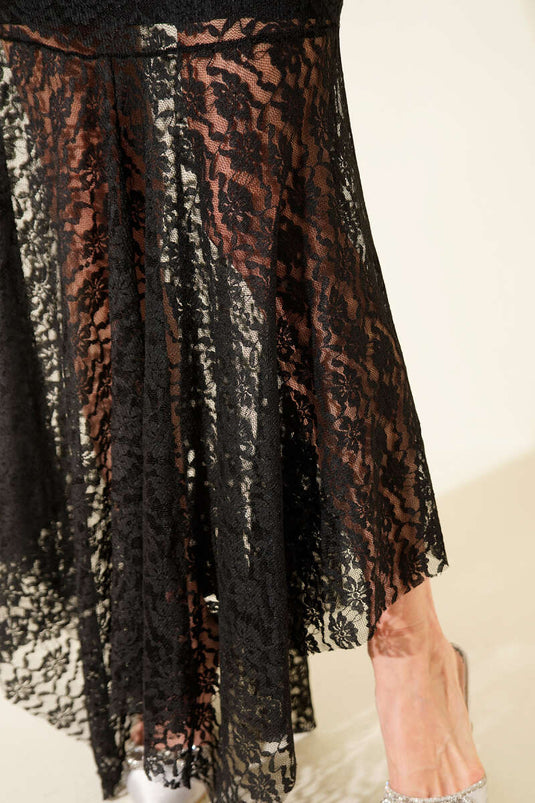 Robe à col dégagé avec dentelle noire