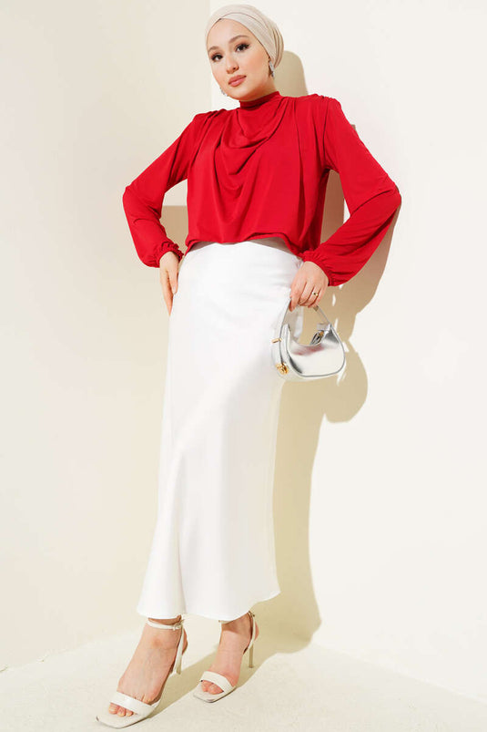 بلوزة رملية مبطنة بأكمام وياقة مفتوحة باللون الأحمر