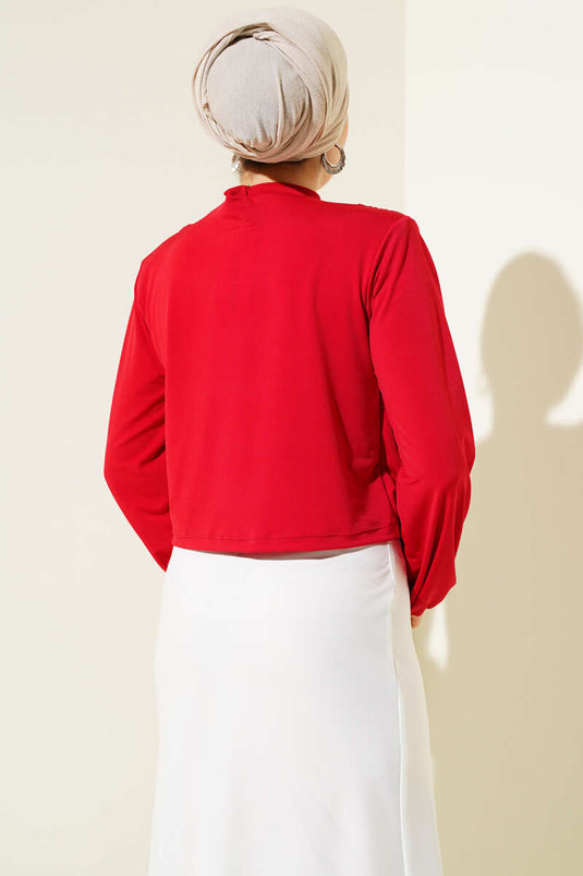 بلوزة رملية مبطنة بأكمام وياقة مفتوحة باللون الأحمر