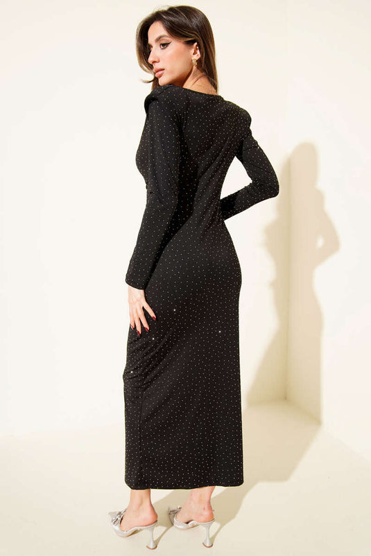 Schwarzes Kleid mit verzierten Schulterpolstern und V-Ausschnitt.