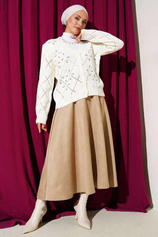 كارديجان محبوك مطرز بنقشة زهور مفتوحة باللون البيج