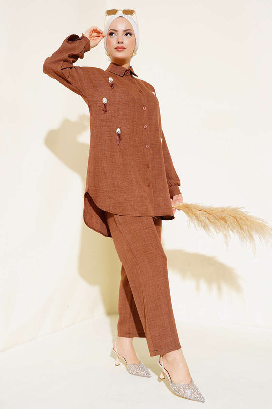 طقم مزدوج مطرز بالصدف باللون البني