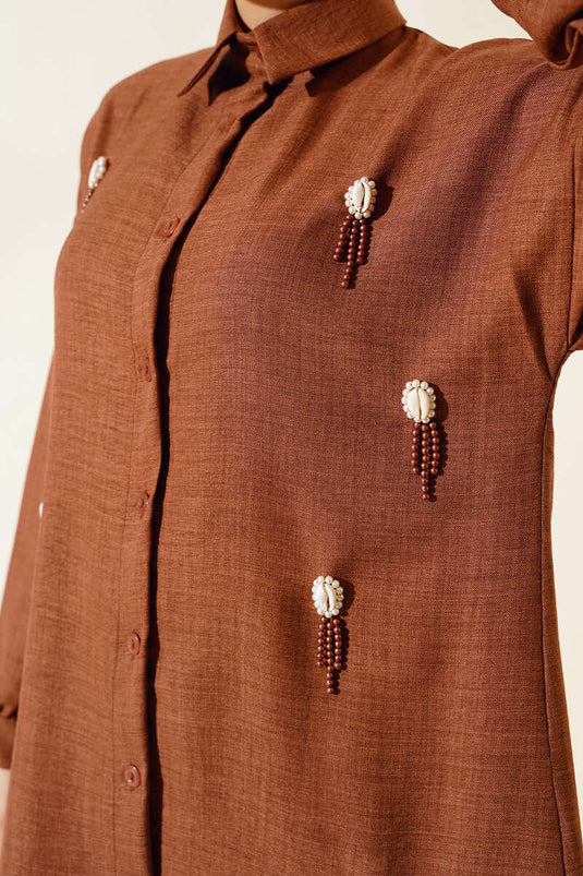 طقم مزدوج مطرز بالصدف باللون البني