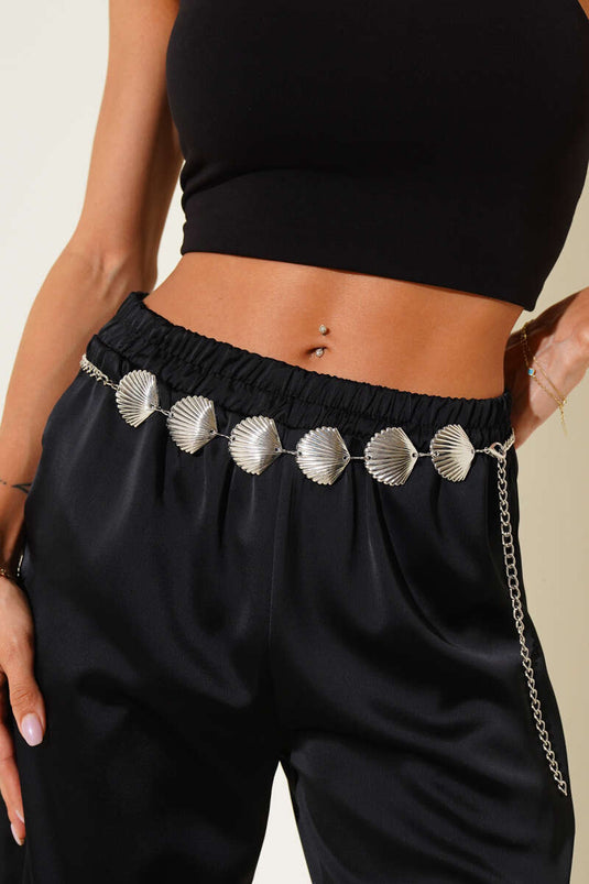 Ceinture à chaîne argentée ornée d'un symbole de coquillage