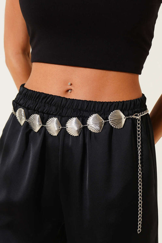 Ceinture à chaîne argentée ornée d'un symbole de coquillage