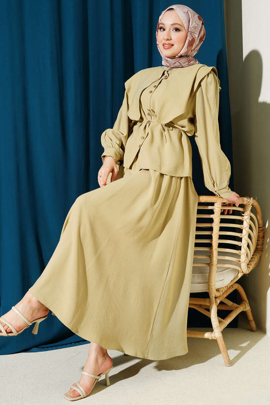 طقم تنسيل بتنورة وحزام حبل وياقة بحارة باللون الأخضر الزيتوني