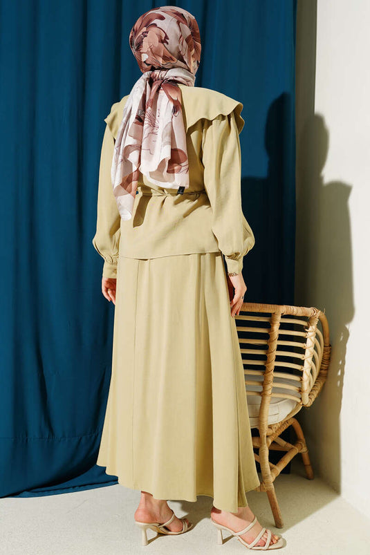 طقم تنسيل بتنورة وحزام حبل وياقة بحارة باللون الأخضر الزيتوني