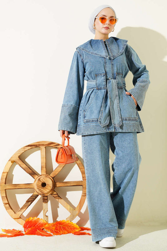 طقم جينز مزدوج بياقة بحارة وحزام باللون الأزرق الفاتح