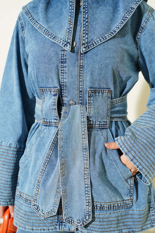 طقم جينز مزدوج بياقة بحارة وحزام باللون الأزرق الفاتح