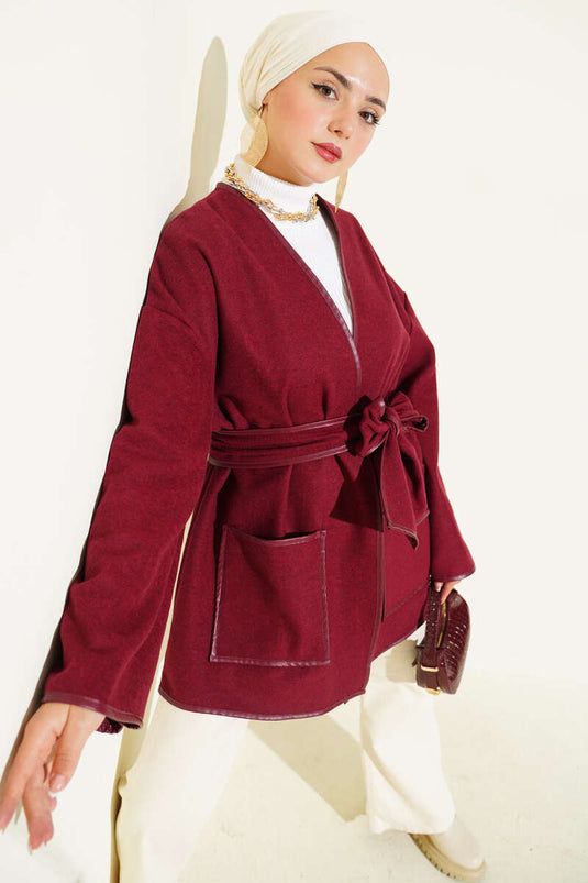 جاكيت بجيوب مزينة بالجلد، لون عنابي