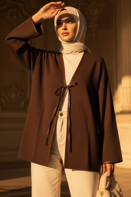 كيمونو بني بمظهر مضلع وأنابيب جلدية